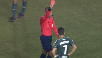 VIDEO: Za stisnutie genitálií je automaticky červená. Vie to už aj hráč Chapecoense