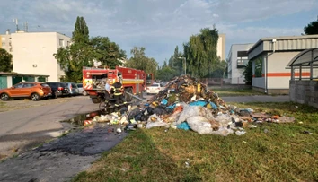 V aute začal horieť odpad, všetko museli vysypať na ulicu. Smetiari majú pre ľudí vážny odkaz