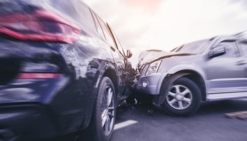 Čelná zrážka dvoch áut pri Trenčianskych Stankovciach. Zranených je šesť osôb