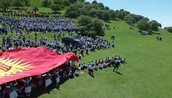VIDEO: Desivý incident v Kirgizsku. Lúkou plnou ľudí sa rútil odbrzdený nákladiak, zranenia utrpelo 29 detí