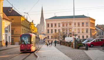 Tragédia v Olomouci. Seniorke sa zasekla noha v električke, tá sa pohla. Žena na mieste zomrela