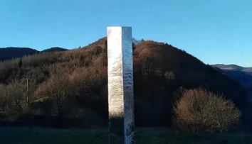 Záhada monolitu pokračuje: Po tom, čo zmizol ten z Utahu, sa skoro rovnaký objavil v Rumunsku