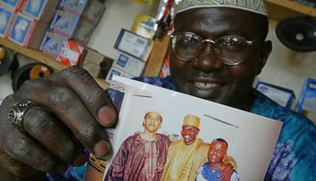 Obamov nevlastný brat bude Trumpovým hosťom na poslednej debate s Clintonovou