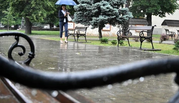 V niektorých regiónoch vymeníme slnečné okuliare za dáždniky, hrozia aj búrky