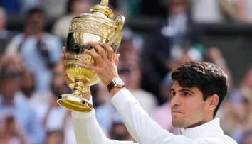 Španiel Carlos Alcaraz nedal šancu Djokovičovi a obhájil titul na Wimbledone