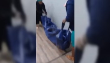 Telo ako dôkaz: Rodina prišla na pobočku poisťovne s nebožtíkom vo vreci