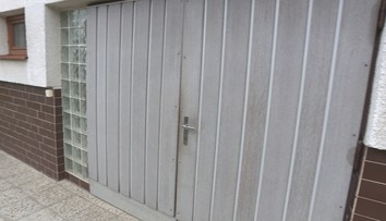 Na novú garáž čakajú namiesto pár týždňov dva roky. Nepomohla ani exekúcia