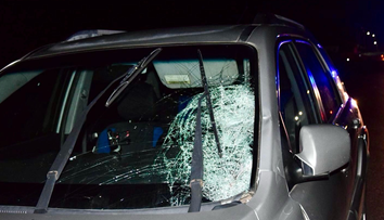 Muž neprežil zrážku s autom. Večer sa mal v tmavom oblečení pohybovať po strede cesty