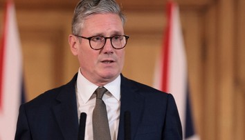 Pozvánky na futbal či lístky na Taylor Swift. Britský premiér čelí kritike za prijímanie darov