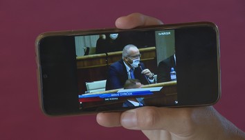 V parlamente sa väčšinou hádajú a urážajú. My sme našli moment, keď prítomní plakali od smiechu