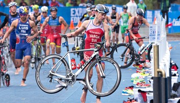 Varga nedokončil preteky na domácich MS v strednom triatlone