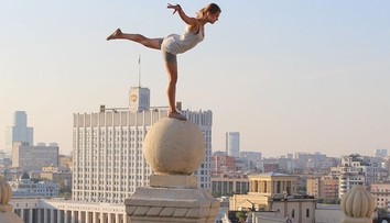 Vražedná kombinácia: Je krásna a nebojácna zároveň, Ruska fotí najnebezpečnejšie selfie