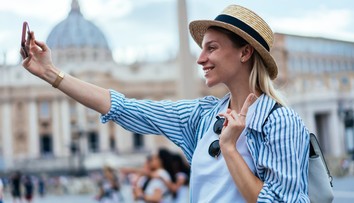 Fotky z dovolenky by ste nemali zdieľať v reálnom čase, ale až po návrate domov. Dôvod vás možno prekvapí