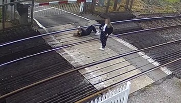 Bezpečnostná kamera zachytila šokujúci moment. Dievča leží na koľajniciach a hrá sa s mobilom