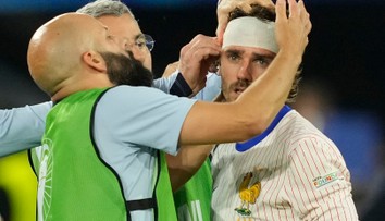 VIDEO: Mbappé nebol jedinou hviezdou od krvi. Griezmann hlavou tvrdo narazil do reklamného mantinelu