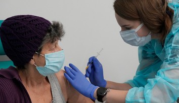 Britskí vedci: Tretia dávka vakcíny ochráni ľudí nad 65 rokov pred hospitalizáciou na 90 percent