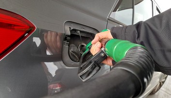 Ceny palív by mali v najbližšom období klesnúť. Experti však upozorňujú na jednu vec, ktorá by to mohla zvrátiť