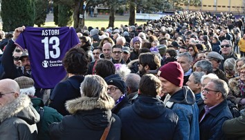 Florencia i hráči tamojšieho klubu z Fiorentiny sa rozlúčili so zosnulým Astorim