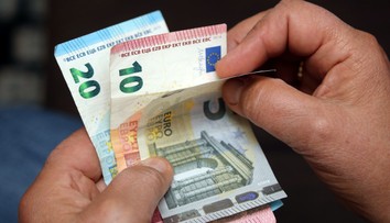 Nevieme, kde sporiť. Slováci sa nesprávnymi rozhodnutiami pravidelne pripravujú o peniaze