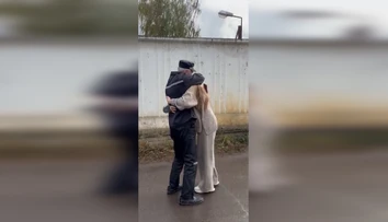 Video, ktoré vháňa slzy do očí. Muža prepustili z ruského väzenia, okamžite sa vyobjímal so svojou dcérou