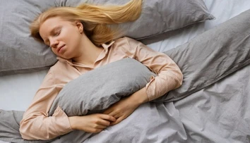 Ovplyvňuje spánok na chrbte zdravie mozgu? Nová štúdia poukázala na možnú súvislosť