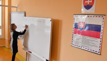 Učitelia môžu vďaka kurzom zarobiť viac. Ministerstvo s nimi ale mešká už tri mesiace