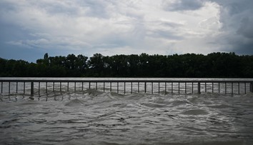 Vytrvalý lejak, nárazový vietor a hrozba povodní. Slovensko čaká na naplnenie predpovedí (+ mapa)