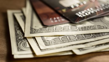 Hotovosť, kreditná alebo debetná karta? Odborníčka radí, ako platiť na dovolenke