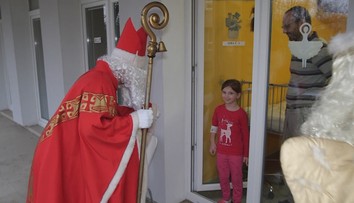 Návštevy sú v nemocniciach zakázané. V Žiline preto Mikuláš prišiel na balkón