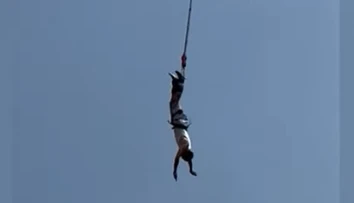 VIDEO: Mužovi sa pri bungee jumpingu roztrhlo lano. Stáli pri ňom všetci svätí