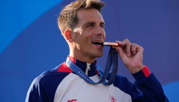 Zábery, na ktorých športovci hryzú do svojich medailí sú ikonické. Čo je dôvodom tejto tradície?