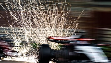 FOTO: Hamilton bol nervózny, iskrenie spod áut má v Bahrajne strašidelné rozmery