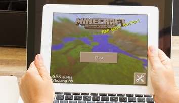 Školáci chceli v PC hre vyhodiť do vzduchu budovu tajnej služby. Obvinili ich z terorizmu