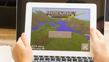 Školáci chceli v PC hre vyhodiť do vzduchu budovu tajnej služby. Obvinili ich z terorizmu