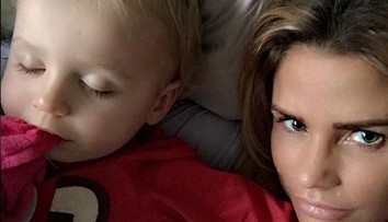 Modelka pobúrila Britov. Dcérke nechala urobiť to, čo je u nás bežné