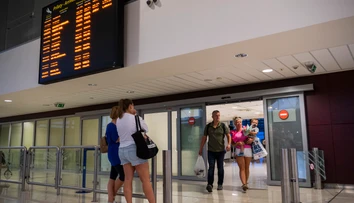 Slováci utekajúci z horiaceho Rodosu sa dočkali. Klientom týchto cestoviek by sa mala vrátiť batožina