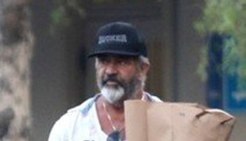 Mel Gibson sa zmenil na nepoznanie. Pri mladej frajerke vyzerá ako dedo