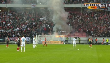 VIDEO: Slovan pocítil trnavské peklo okamžite. Päť minút sa nehralo, zasahovať museli hasiči