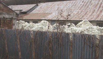 Záhadný odpad za plotom v Krajnej Poľane. Ľudia netušia, čo to je a boja sa