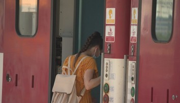 Absolventi cez leto vlakom zadarmo nepocestujú. Nepomôže ani oznámenie, že v štúdiu pokračujú