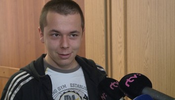 V súdnej sieni sa kajal, za dverami bol frajer. Toto je trest pre extrémistu