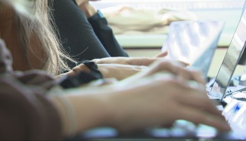 Niektorým vysokoškolákom platí štát vysoké štipendium. Cieľ je prilákať ich do nedostatkových odborov