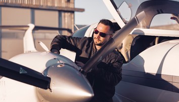 Pilot Rado Kapsa: Najradšej pozorujem nebezpečné oblaky. Zaplatil som milión slovenských korún, aby som mohol lietať