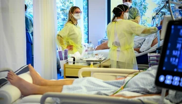 Zdravotníci môžu pracovať, aj keď sú pozitívni na COVID-19