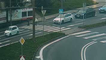 VIDEO: Zábery, z ktorých mrazí. Auto vrazilo do 11-ročného kolobežkára na priechode