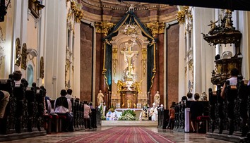 Kresťania slávia jeden z najväčších sviatkov, kapacita v kostoloch sa však obmedzila