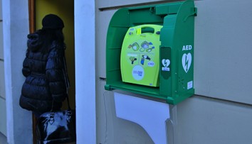 Čas pre mestá a obce na zaobstaranie defibrilátorov sa kráti. Hovoria, že sú stále bez pokynov aj bez peňazí