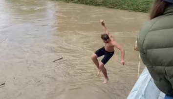 VIDEO: Muž skočil z mosta do rozbúrenej rieky. Neskôr sa sám nahlásil na polícii