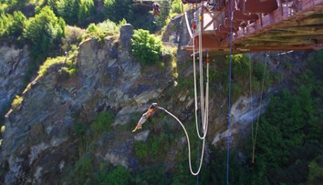 Zomrel pred očami svojej rodiny. Mladý bungee jumper pri zoskoku dostal infarkt