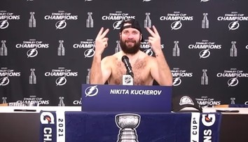 VIDEO: Kučerov sa po zisku Stanleyho pohára odviazal. Pred novinárov prišiel polonahý a s pivom